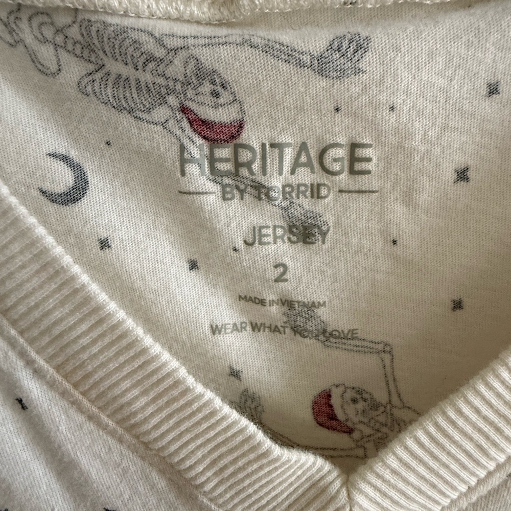 torrid White V-Neck Short Sleeve Santa Skeleton Print Top - Picture 4 of 4